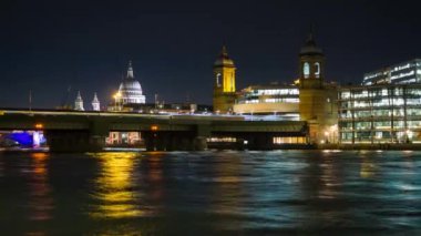 Londra'nın gece şehir silueti. St Pauls Katedrali, Thames Nehri ve Güneydoğu treni nehri geçerek Cannon Street İstasyonu'na giriyor.