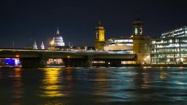 Night city skyline of London. St Pauls Cathedral, the River Thames and the Southeastern train crossing the river and entering the Cannon Street Station. — Stock Video