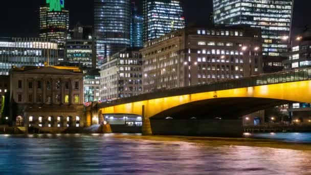 Verkeers auto's en DubbeldekkerBussen 's avonds op de London Bridge, Londen, Engeland. — Stockvideo