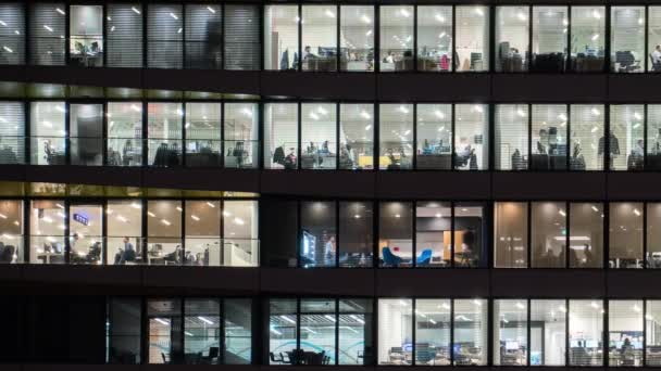 Persone che lavorano nell'edificio degli uffici nel centro della città finanziaria . — Video Stock