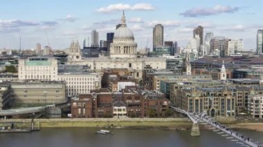 Londra Şehri Thames Nehri' ne, Milenyum Köprüsü' ne ve St Pauls Katedrali' ne bakıyor, zaman atlamalı