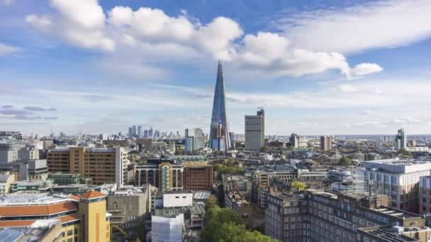 Piękny widok z lotu ptaka Londynu, wieżowiec Shard z góry. Wieżowce dzielnicy biznesowej i finansowej Docklands są widoczne w odległości. — Wideo stockowe