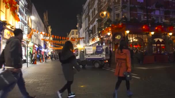 Chinatown en Londres con decoraciones de calle por la noche — Vídeos de Stock