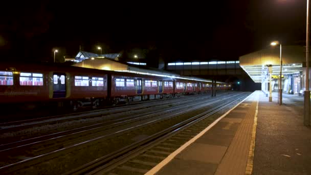 Güney Batı Demiryolları Tren servisi geceleri platformda duruyor. Londra, İngiltere — Stok video