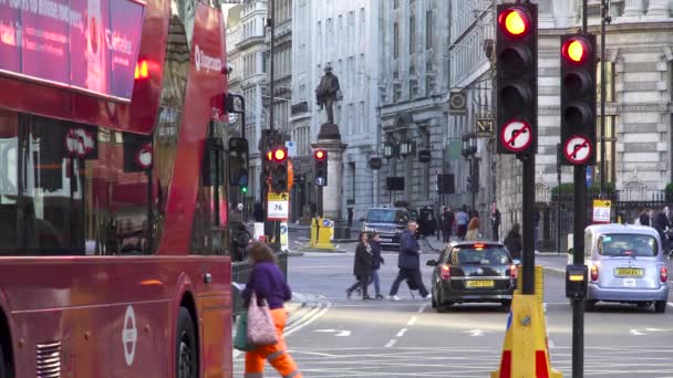 Drukke verkeers weg, mensen crosswalk, Bank metrostation, Financial District. Londen, Verenigd Koninkrijk. — Stockvideo