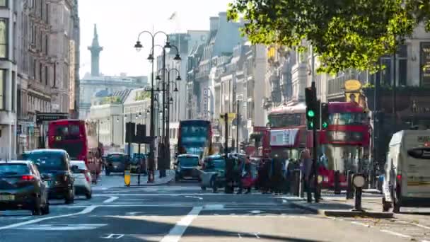 Tempo vista lapso de tráfego e pedestres na movimentada Strand Street. Cidade de Westminster, centro de Londres. Londres, Inglaterra . — Vídeo de Stock