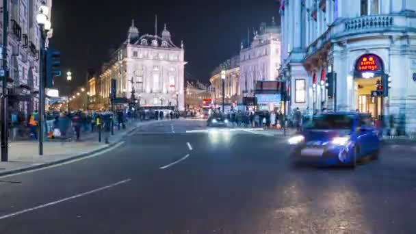 Multitud de personas en una noche ocupada Piccadilly Circus, senderos ligeros de autobuses de dos pisos de Londres en la carretera, time lapse, Londres, Reino Unido . — Vídeos de Stock