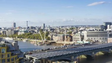 Londra'nın merkezinde Thames Nehri havadan görünümü, kuzey kıyısında binaların çatıları ve Blackfriars köprüler.