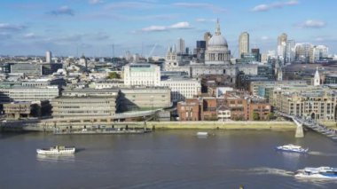 Güneşli bir günde Londra şehri ve Saint Pauls Katedrali'nin havadan siluet görünümü, Thames Nehri üzerinde hareket eden tekneler, Londra, İngiltere.