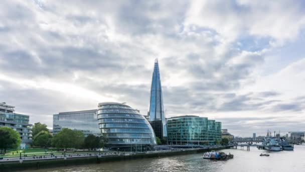 The Shard, City Hall In Southwark And River Thames, Londra, Regno Unito, Time lapse, giornata nuvolosa — Video Stock