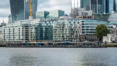 Kule Millennium Pier feribot Stop insanlar yolculuğu gezi tur tekne yolcu gemisi. Londra, İngiltere