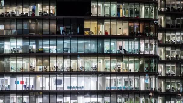 Nacht close up Ansicht Bürofenster Wolkenkratzer London Stadt Großbritannien Zeitraffer — Stockvideo
