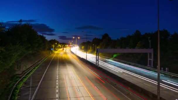 De lichten van de auto bij spitsuur op een autosnelwegverbinding, verkeer timelapse — Stockvideo