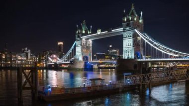 Tower Bridge yakın çekim Londra'da Katharine Pier izlendi, İngiltere.