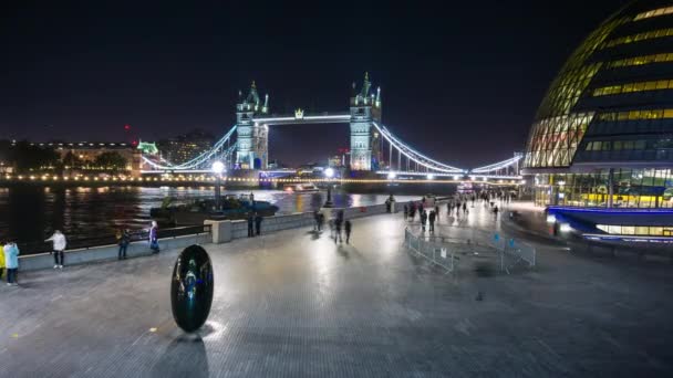 Widok nocny Tower Bridge, czarne jajko w kształcie rzeźby na południowym brzegu i Ratusz, The Scoop, Londyn, Wielka Brytania — Wideo stockowe