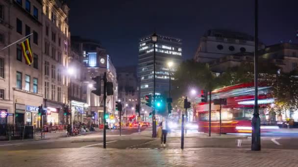 Traffico notturno a Londra, Trafalgar Square, Cockspur Street, Timelapse — Video Stock