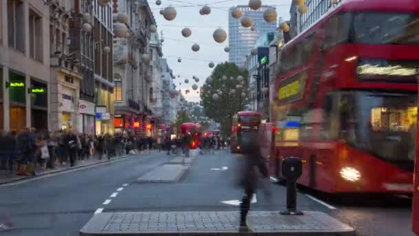 Tráfego ocupado em Oxford Street, ônibus vermelhos de dois andares e táxis pretos, decoração de Natal, lapso de tempo, West End, Londres, Inglaterra, Reino Unido, Europa — Vídeo de Stock