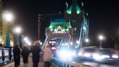 Işık izleri bırakarak kırmızı çift katlı otobüs hareketli Tower köprü ile Gece trafiği, zaman atlamalı, Londra, İngiltere.