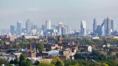 Canary Wharf gökdelenlerin havadan siluet görünümü, Londra, İngiltere. Zaman atlamalı.