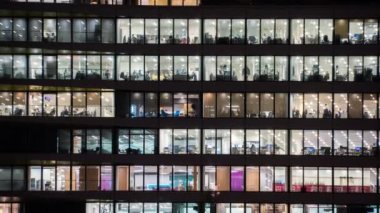 Cam pencereleri ile modern bir ofis binasının akşam timelapse