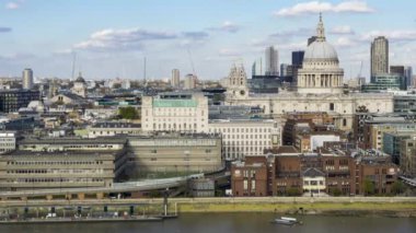 Saint Pauls Katedrali, Timelapse, sağa Panning ile yüksek açıyla Londra Şehir Panoraması.