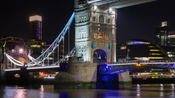 Coches de tráfico en Tower Bridge, vista de cerca desde el muelle Katharine en Londres, Reino Unido . — Vídeos de Stock