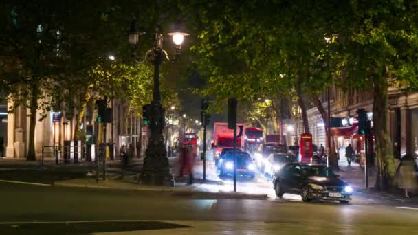 Noční pohled na dopravu a chodce kolem Northumberland Avenue poblíž Trafalgarského náměstí v Londýně, Anglii, Spojeném království. — Stock video