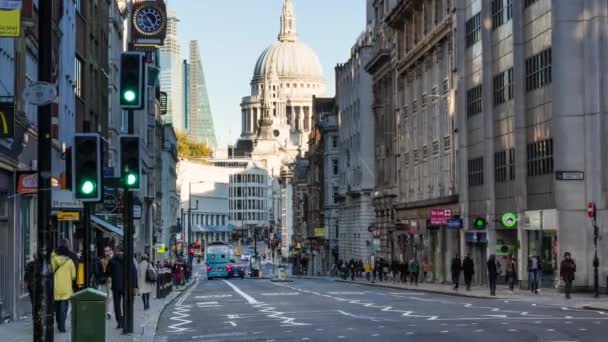 Fleet Street in de stad Londen, kijkend naar de kathedraal van Saint Pauls. Time lapse, Londen, Engeland. — Stockvideo
