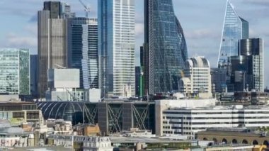 Londra finans bölgesi cityscape yüksek açı görünümü, bir gökdelen inşaatı, yakınlaştırma. Zaman atlamalı, Londra, İngiltere.