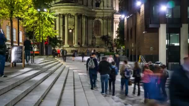 Nattbelysning St Pauls Cathedral sedd från Sermon Lane, Time lapse. London, England — Stockvideo
