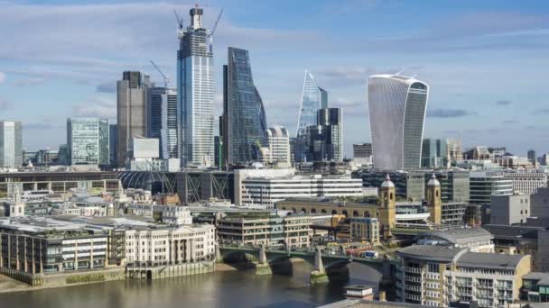 Lo skyline di Londra. Video time lapse dei grattacieli e dello skyline del distretto finanziario di Londra, The City of London, di fronte al Tamigi . — Video Stock