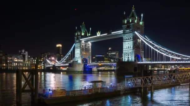 Vista desde el muelle de St. Katharines hasta Tower Bridge en el río Támesis. Time lapse, Londres, Reino Unido . — Vídeos de Stock