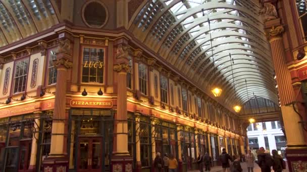 Tilt upp utsikt över Leadenhall marknaden, Gracechurch Street. En täckt marknad med en utsmyckad takkonstruktion i det finansiella distriktet i staden London. London, UK — Stockvideo