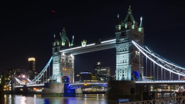 Tower Bridge z molo Katharine w nocy. Upływ czasu, Londyn, Anglia. — Wideo stockowe