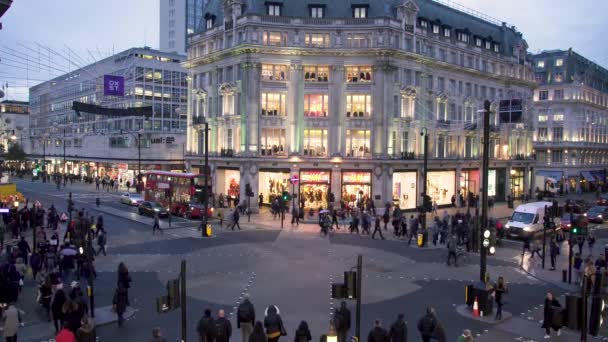 Večerní osvětlení přechodu pro chodce Oxford Circus Regent street. Londýn, Velká Británie. — Stock video