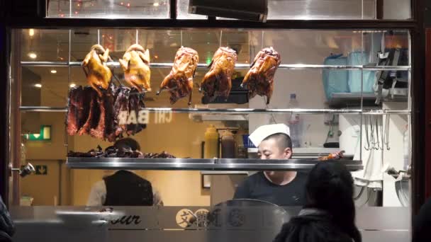 Nuit Chinatown Londres Soho quartier restaurant fenêtre peking canard rôti. Londres, Royaume-Uni — Video