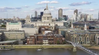 Thames, St Pauls ve Millenium köprüsünün yüksek açıdan görünümü, Time lapse, Londra, İngiltere