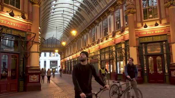 리드엔홀 마켓의 관광객들은 영국 런던 그레이스처치 스트리트에서 시장을 커버했습니다. — 비디오