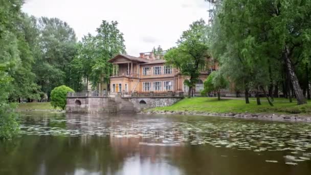 O edifício histórico do Gromovs Dacha antes da reconstrução no Jardim Lopukhinsky, São Petersburgo, Rússia, lapso de tempo — Vídeo de Stock