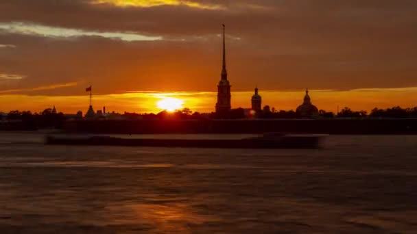 Timelapse van Peter en Paul Fortress bij zonsondergang, duisternis komt, boten en veerboten passeren langs de rivier de Neva, St. Petersburg, Rusland — Stockvideo