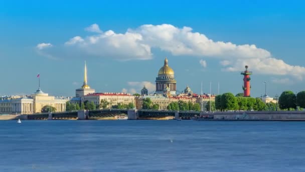 Saint Isaacs Cathedral eller Isaakievskiy Sobor vid floden Neva, Time lapse, Saint-Petersburg, Ryssland, 4K — Stockvideo