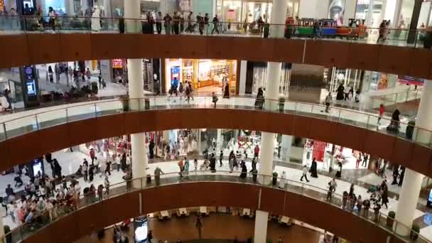 In de Dubai Mall, Center Hall. Dubai, Verenigde Arabische Emiraten — Stockvideo