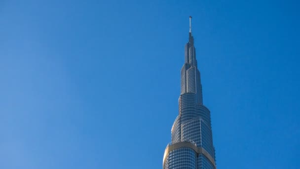 Μεγάλη γωνία προβολής σε ένα ψηλότερο πύργο του κόσμου, το Burj Khalifa, Ντουμπάι ΗΑΕ — Αρχείο Βίντεο