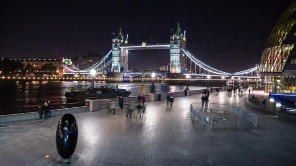 Tojás alakú szimbólum a téren több London Riverside éjjel a város London, idő telik el. — Stock videók