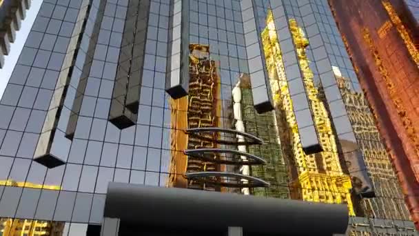Napsütéses nap Dubai város belvárosában épületek első égbolt reflexió lassú mozgás 4k. Dubai, UAE-január, 2018. — Stock videók