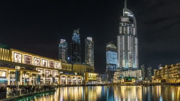 Час закінчення Дубайського фонтану Показати біля торгового центру Dubai Mall, ринок Аль Бахар, адреса готелю. Дубаї, ОАЕ — стокове відео