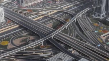 Gündüz ünlü otoyol kavşağı havadan görünümü. 4k zaman atlamalı. Dubai, Birleşik Arap Emirlikleri.