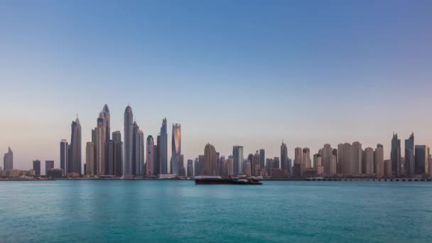 Vyhlídkový pohled na Dubaj Marina Skyrapers, noční Panorama, pohled z Palm Jumeirah, Spojené arabské emiráty. Časový výpadek. — Stock video