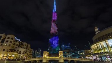 Gece aydınlatması ve Dubai alışveriş merkezi ve Souk Al Bahar yakınında bir köprü ile Burç Halife görünümü. Dubai, Birleşik Arap Emirlikleri. Zaman atlamalı.