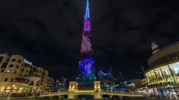 A Burj Khalifa megtekintése éjszakai világítással és egy híddal közel a Dubai bevásárlóközponthoz és a Souk Al Bahar-hoz. Dubai, Egyesült Arab Emírségek. Eltelt idő. — Stock videók